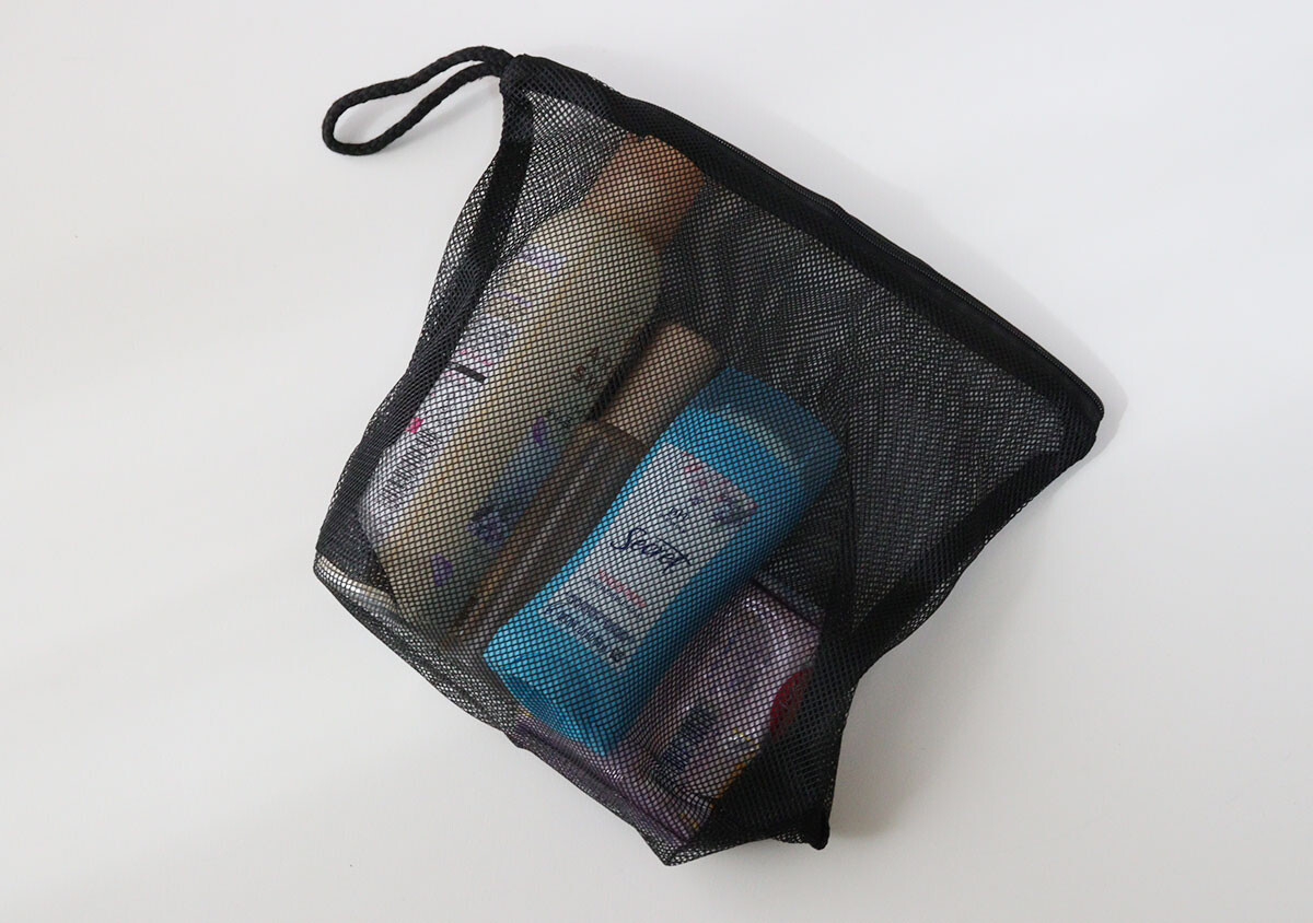  絶妙なサイズ感で使いやすい！汎用性が高い便利な100均ポーチ 