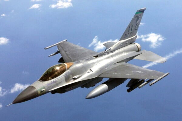 飛行中のF-16戦闘機（画像：アメリカ空軍）