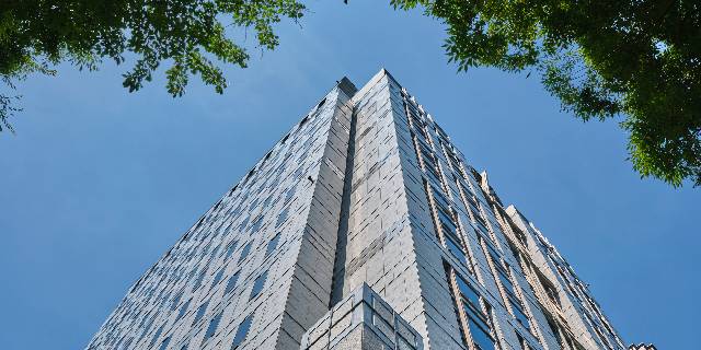 日弁連の入る弁護士会館（khadoma / PIXTA）