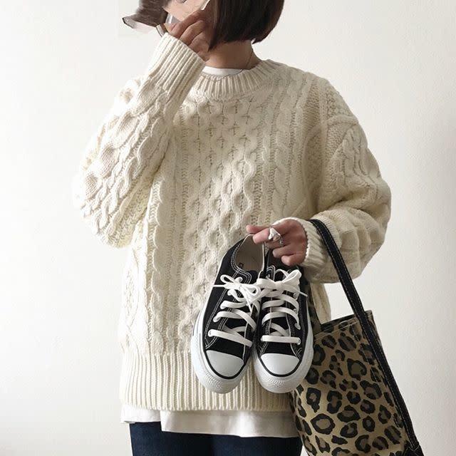 ざっくりニット 白カットソーならこなれて見える 奥行きのある印象