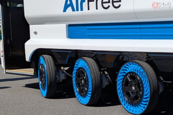 エアフリーを装着したEVバス(乗りものニュース編集部撮影)。