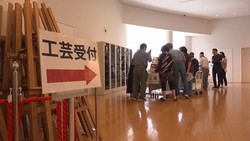 「県展」作品搬入受付の様子（高知市文化プラザかるぽーと）