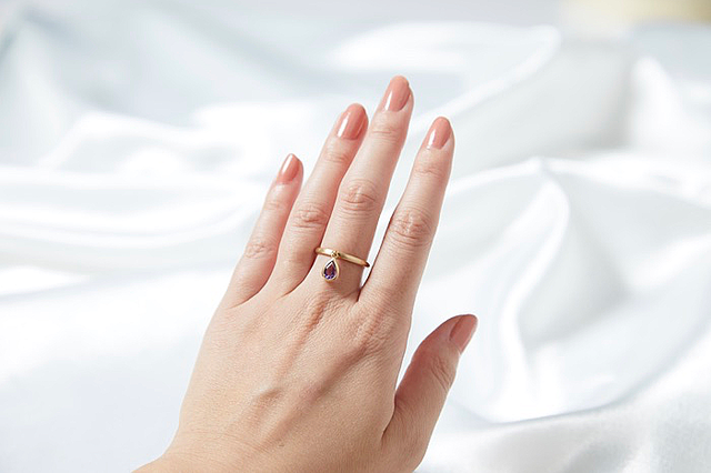 今絶対に手に入れたい しずくリング って知ってる 手元映えを叶えるエシカルジュエリー Peachy ライブドアニュース