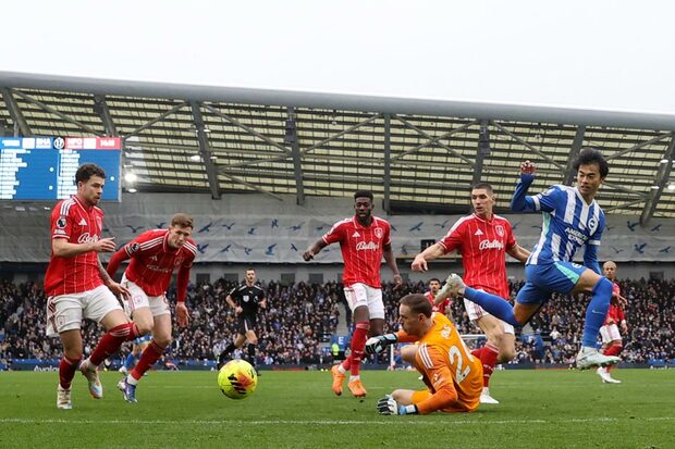 三笘薫（右）が勝利に貢献（ロイター）