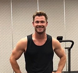 �����ʥߥå��Ǥ�����Ϫ�������ꥹ���إॺ����ʲ����ϡ�Chris Hemsworth��2020ǯ11��27����Instagram��Cyber week is here !�ס٤Υ����꡼�󥷥�åȡ�