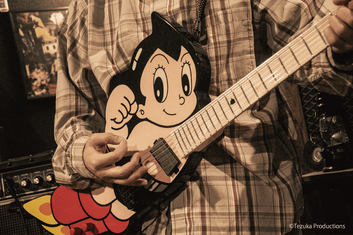 鉄腕アトム型ギターが話題「プルート戦仕様なんだ」「このルックスでFUZZ内蔵なのが面白い」の声 - ライブドアニュース