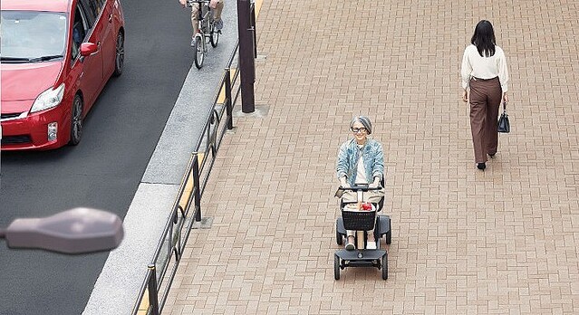 歩道を走れるスクーターをWHILLが新発売 「人生100年時代」のシニア向けモビリティ市場を開拓