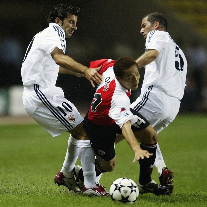 フェイエノールトで名声を博した小野氏。スーパー杯ではフィーゴ（左）やジダン（右）らビッグネームと対峙した。（C）Getty Images