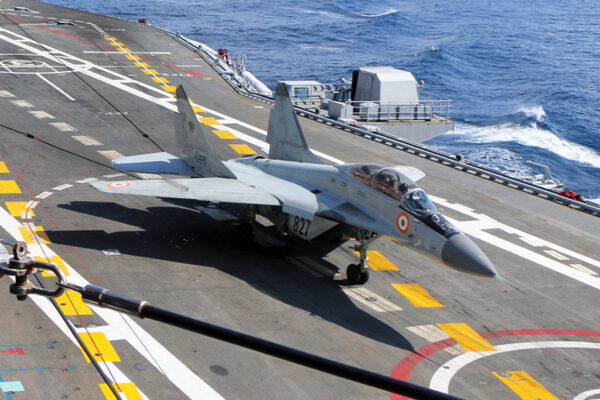 インド空母「ヴィクラント」で運用されているMiG-29K（画像：インド国防省）