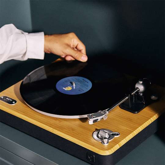 レトロな見た目なのに機能は現代的。ワイヤレス接続可能なターンテーブル「Stir It Up Wireless 2」