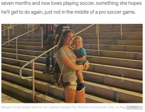 生まれて初めてのサッカー観戦で興奮してしまった2歳児(画像は『Good Morning America 2021年8月9日付「Mom sprints to tackle toddler who ran onto field during Major League Soccer game」(Morgan Tucker)』のスクリーンショット)