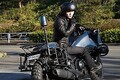 
“アラタモデル”のバイクに跨る山田涼介
 - (C) 2022「大怪獣のあとしまつ」製作委員会
