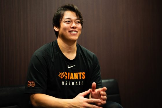 Full-Countのインタビューに応じた巨人・高梨雄平【写真：荒川祐史】