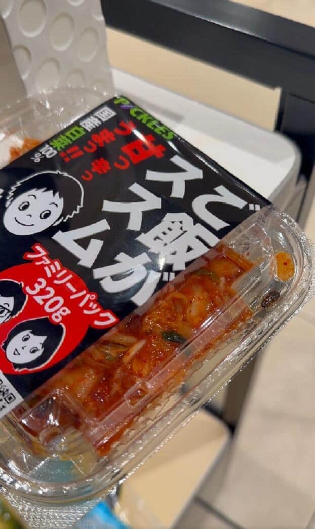 容器の縁近くに虫の姿が（女性のX投稿から）