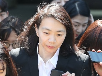 ナッツ姫 に罰金刑が下る 離婚訴訟中の夫の首を絞め タブレットを投げつけた ライブドアニュース