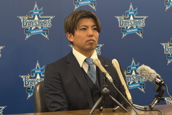 契約更改後、会見に出席したDeNA・東克樹【写真:町田利衣】