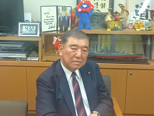 自身の事務所で取材に応じ、選挙におけるＳＮＳの功罪などについて語った石破茂前首相＝＝東京・永田町の衆議院第二議員会館