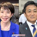高市首相の手首つかむ 拒否感