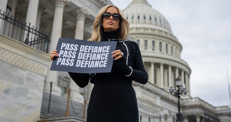 パリス・ヒルトンが、米ワシントンD.C.の連邦議会議事堂近くで行われた「DEFIANCE法」支持イベントに出席した（Photo by NATHAN POSNER/ANADOLU VIA GETTY IMAGES）