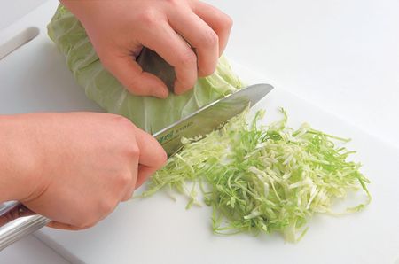 キャベツの千切りを簡単に作るコツや保存方法、おいしく食べるレシピとは?