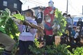 長い大根を引き抜いて両手で抱える子どもら＝練馬区で2021年12月5日午前10時37分、南茂芽育撮影