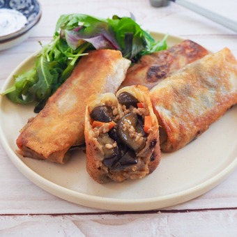 
          外はパリッ、中はジューシー！きのこと秋なすの旨味がたっぷりな「秋っぽ春巻き」
        