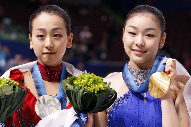2010年バンクーバー五輪で銀メダルの浅田真央（左）と金メダルのキム・ヨナ【写真：ロイター/アフロ】
