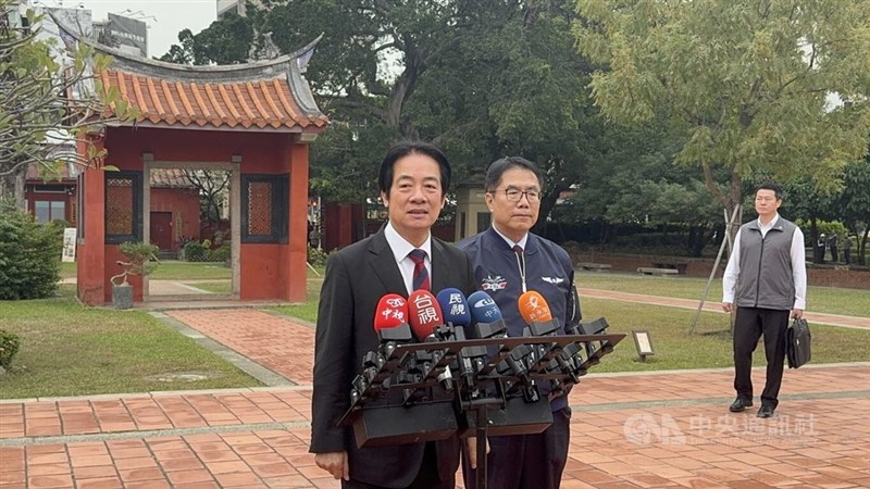 28日、台南市内で報道陣の取材に応じる頼清徳総統（左）