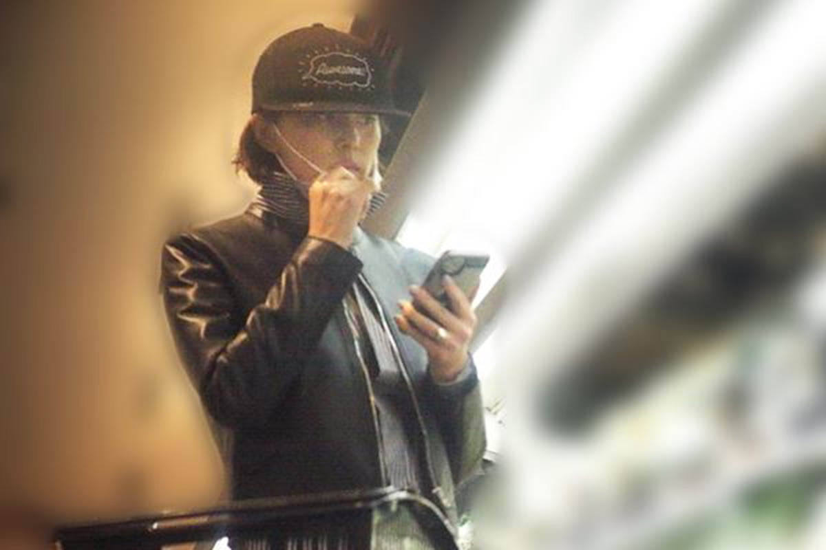 左手薬指に大きなダイヤの指輪をつける米倉涼子(写真:本誌写真部)