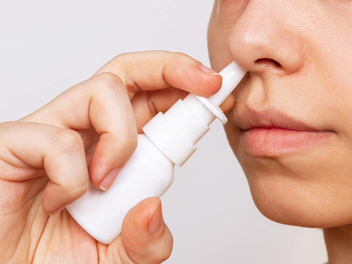  【薬学部教授が解説】鼻づまりに即効性がある鼻スプレー（点鼻薬）。しかし「血管収縮薬」の使い過ぎは、症状を悪化させるリスクがあります。ナファゾリンなどの成分が体に与える影響と、2週間以上の連用が危険な理由を分かりやすく解説します。（※画像：Shutterstock.com） 