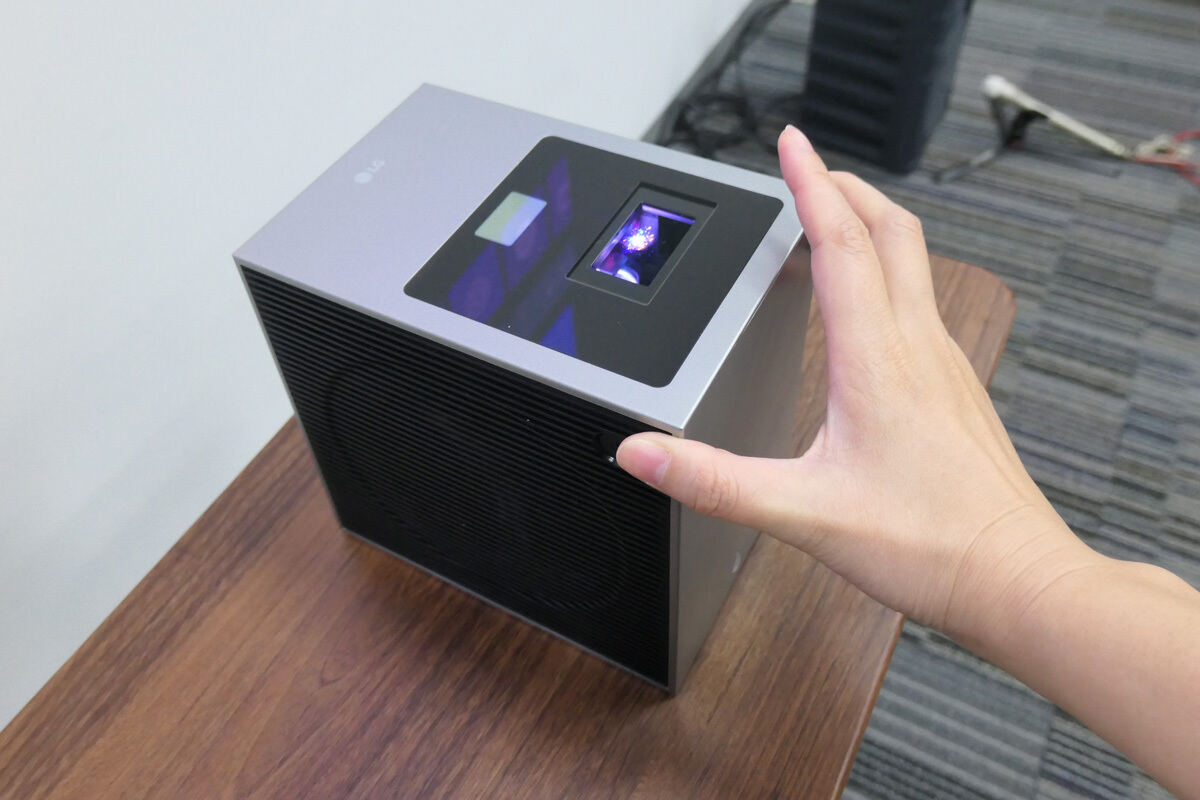 LG、「置き場所フリー」な超短焦点4KレーザープロジェクターをMakuake