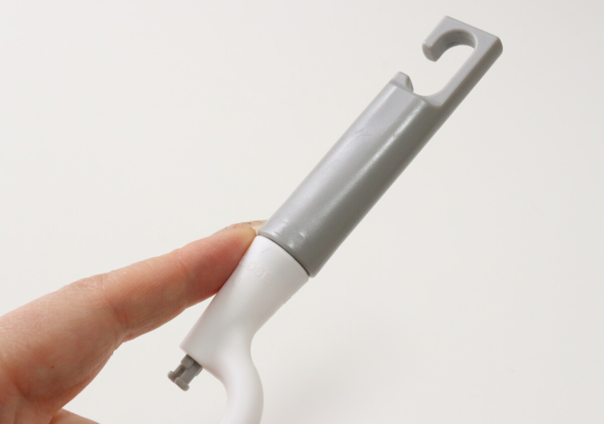  しれっと凄いの出してる！柄の部分に秘密あり！あることができる100均お手入れグッズ 