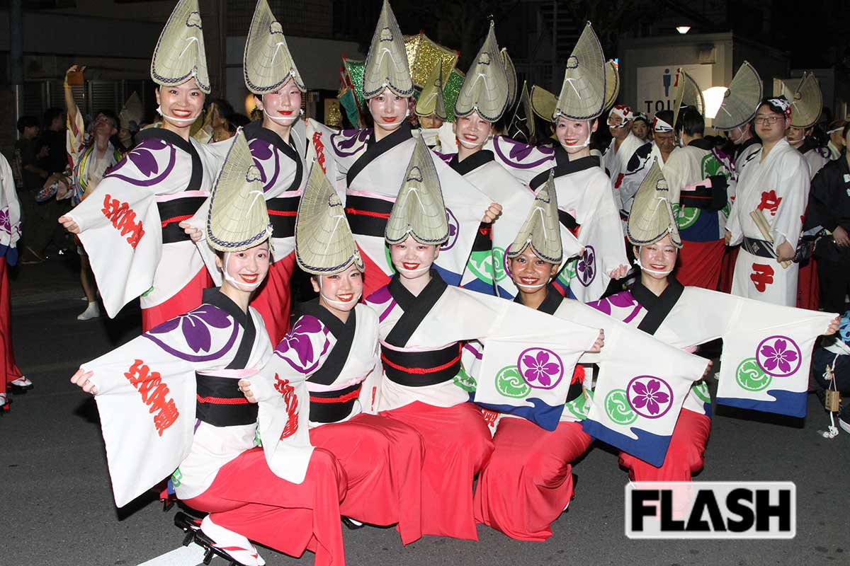 笑顔で撮影に応じてくれた江戸っ子連の踊り手たち(写真・金谷千治)