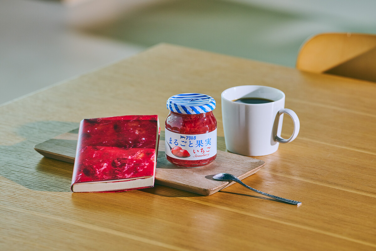「まるごと果実 いちご」の香りがする本屋が登場!アヲハタ初書籍「Is this “jam” or not?」の発売を記念して書店でのコラボレーションを実施