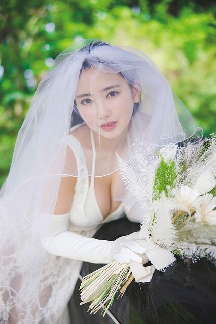 沢口愛華、20歳の誕生日にフォトブック2冊発売 花嫁姿や“毛糸”水着も