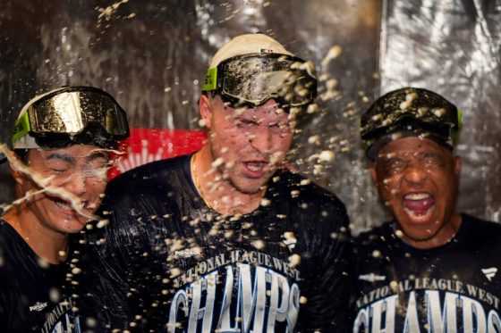 地区優勝を果たし、シャンパンファイトを楽しむドジャースナイン【写真:ロイター】