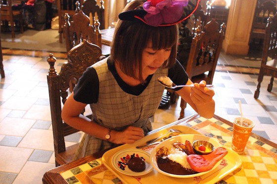 実食 ハロウィン限定 黒いカレー を東京ディズニーシーで食べてきたっ ライブドアニュース
