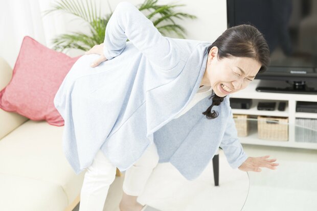 腰痛に苦しむ50代女性