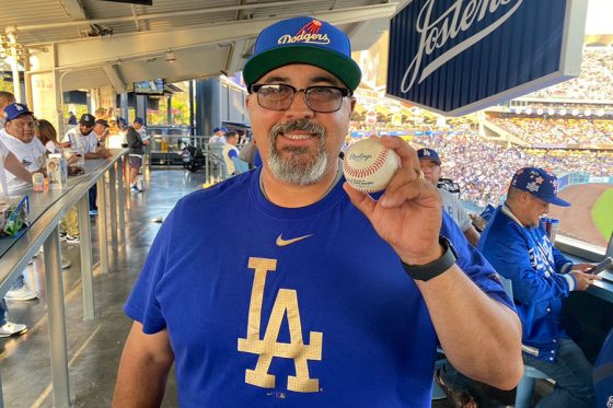 ドジャース・大谷翔平の33号本塁打球を入手したエイドリアン・デラリバさん【写真:真柴健】