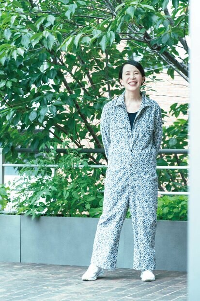 小花柄のオールインワンを着ている様子