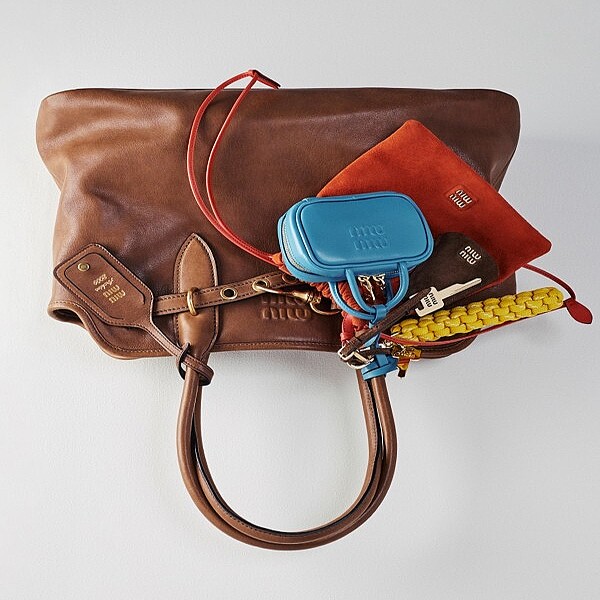 新品 miumiu ミュウミュウバッグチャームアクセサリー　キーホルダー新商品 ミュウミュウ バレエ レザー キーリング トリック (MiuMiu/バッグ