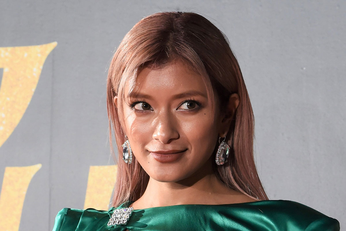 ローラ「ヘソ出し」で稲刈りか、またもや物議「田んぼに一番合わない」