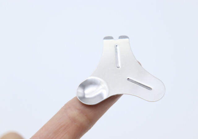  セリアのコレ作った人に感謝！「固すぎて爪終わる…」アレをスムーズにできる便利グッズ 