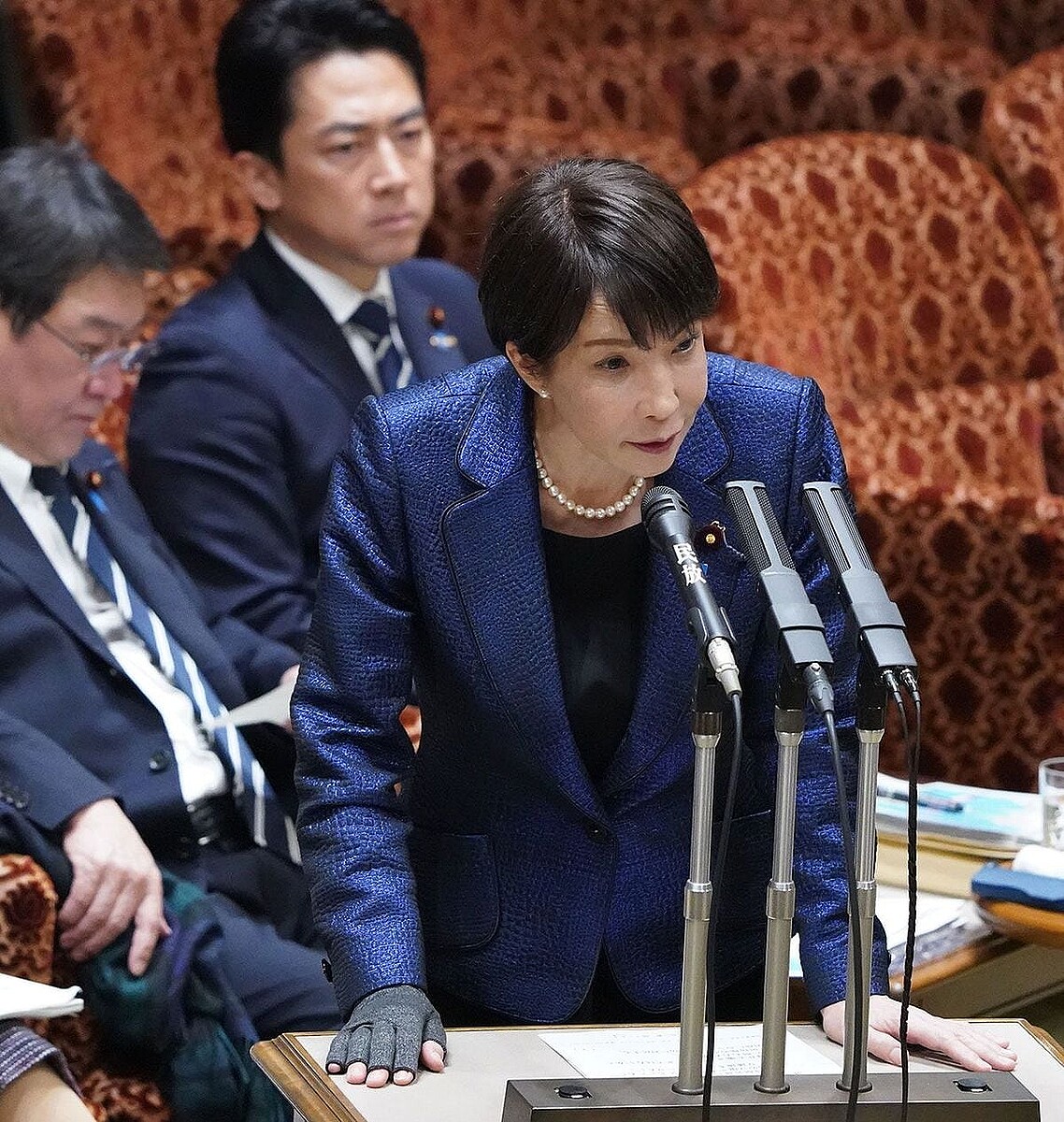 参院予算委員会で答弁する高市早苗首相（手前）＝2026年3月18日午前、国会内