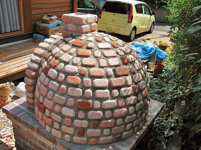 着脱可能な屋根つき！プチブリックで彩ったドーム型ピザ窯／DIYで