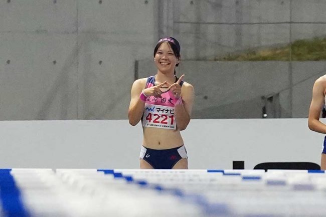 決勝スタート前、長崎日大の「N」ポーズを作る今村好花【写真:井上学】