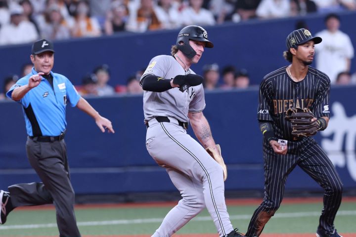 キャベッジが二、三塁間で挟まれまさかの走塁死 巨人にとっては痛恨のミス