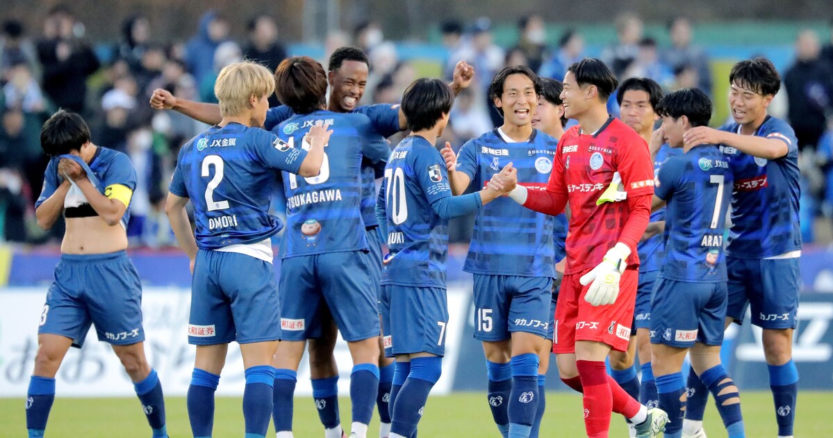 トリニータ大分に勝利して初のJ1昇格を決め、喜ぶ水戸の選手たち/29日、ケーズデンキスタジアム水戸 Photo:JIJI