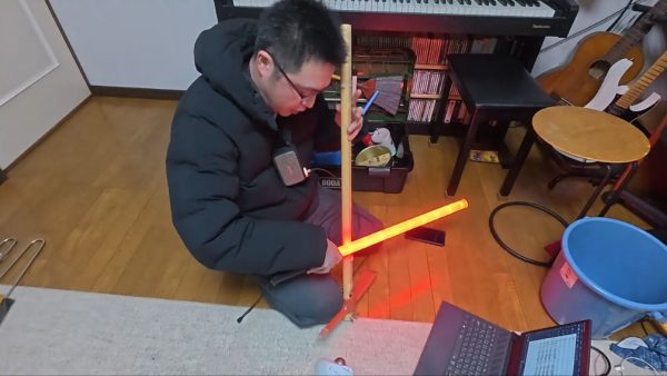 誘導灯とツルハシで『帝国のマーチ』を演奏してみた!? 異色の自作弦楽器が奏でるダース・ベイダーのテーマに「そうは鳴らんやろ」の声