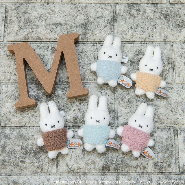 【新品】もふらっと♡ミッフィー♡ぬいぐるみエンブレム♡ベージュ 新品】もふらっと♡ミッフィー♡ぬいぐるみエンブレム♡ベージュ